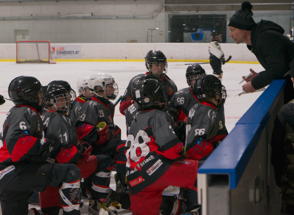 HC-Ferlach Team auf dem Eis mit Trainer